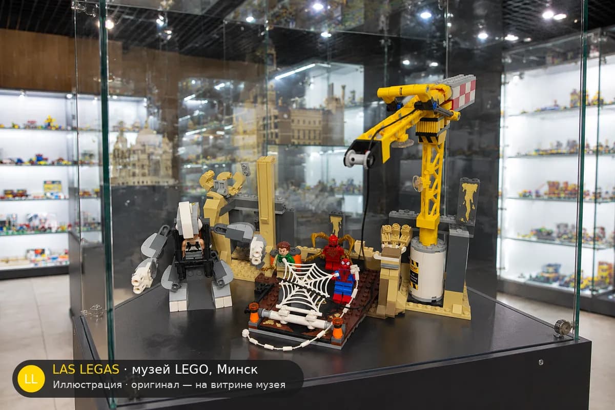 Иллюстрация: LEGO 76037 Носорог и Песочный человек: союз суперзлодеев на витрине в зале музея Las Legas