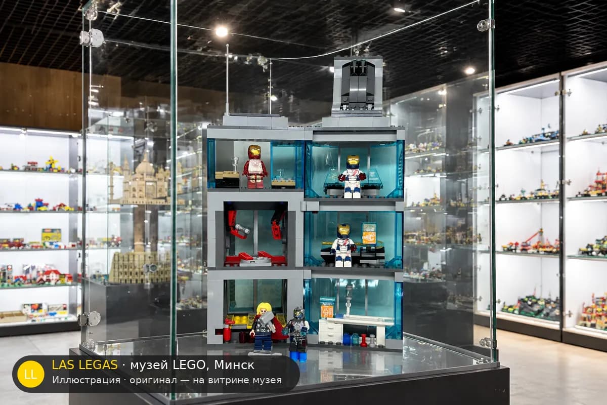 Иллюстрация: LEGO 76038 Атака на Башню Мстителей на витрине в зале музея Las Legas