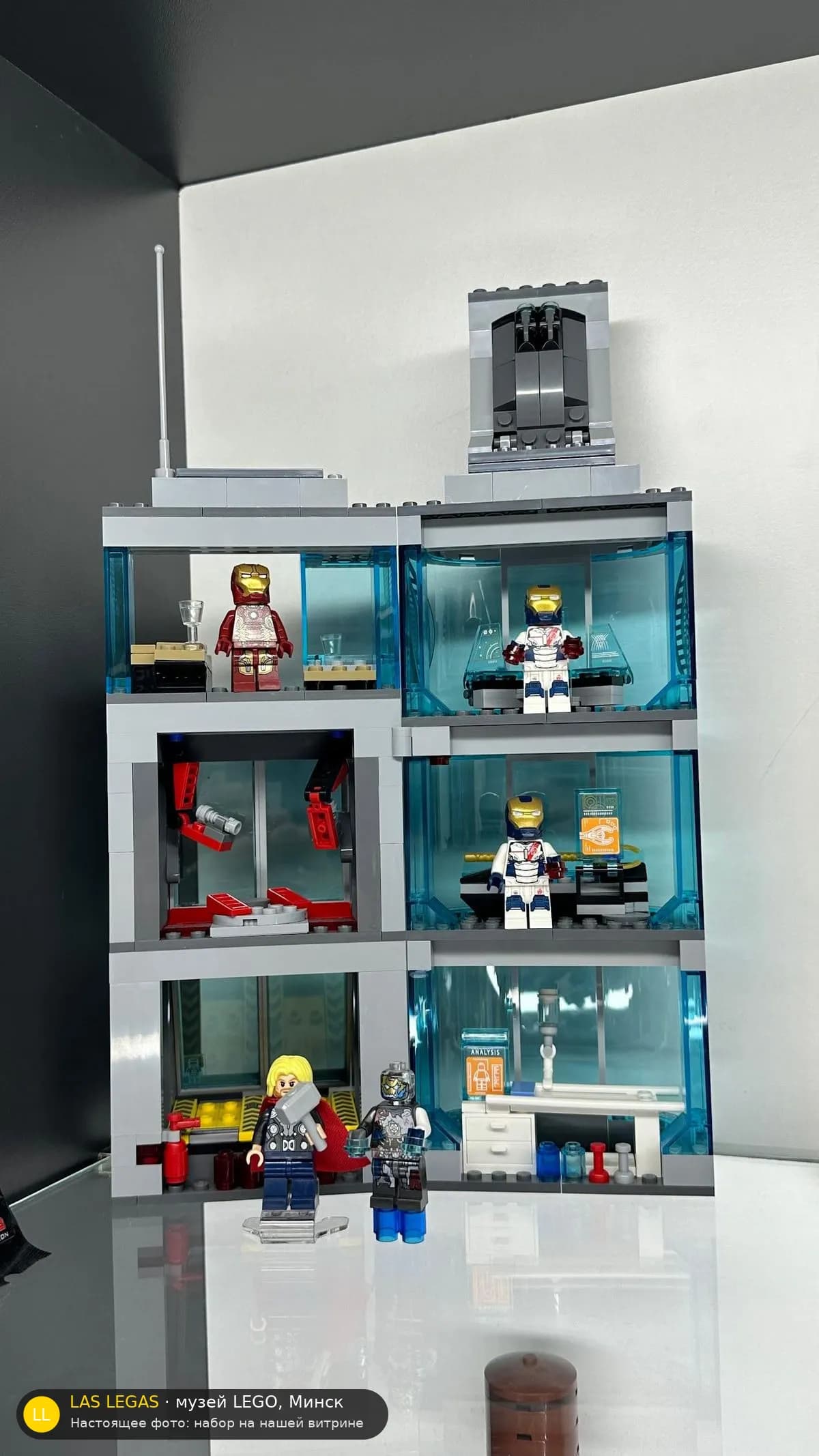 LEGO 76038 Атака на Башню Мстителей (Attack on Avengers Tower) на витрине музея Las Legas