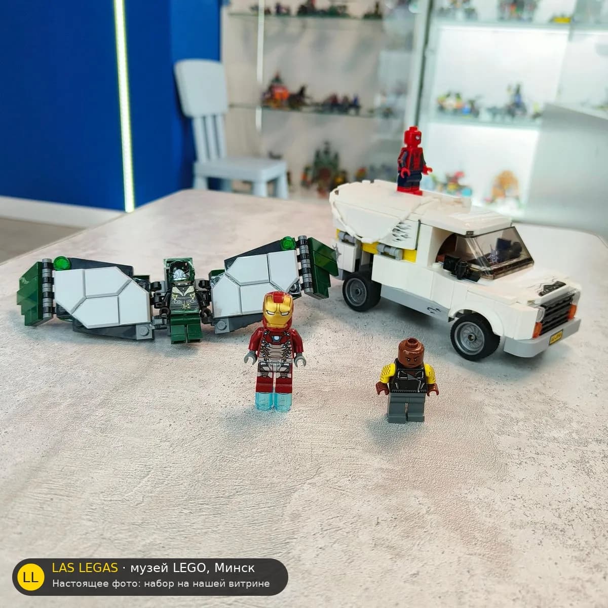 LEGO 76083 Остерегайтесь Стервятника (Beware the Vulture) на витрине музея Las Legas