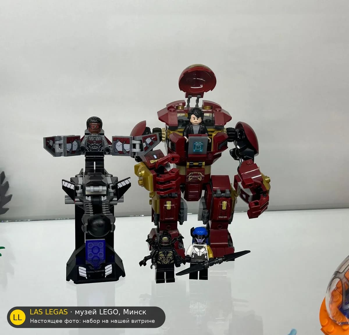 LEGO 76104 Халкбастер: сражение (The Hulkbuster Smash-Up) на витрине музея Las Legas