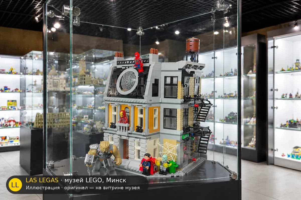 Иллюстрация: LEGO 76108 Святилище Санктум Санкторум на витрине в зале музея Las Legas