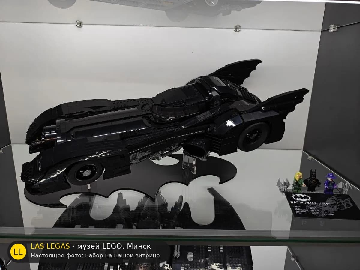 LEGO 76139 Бэтмобиль 1989 (1989 Batmobile) на витрине музея Las Legas