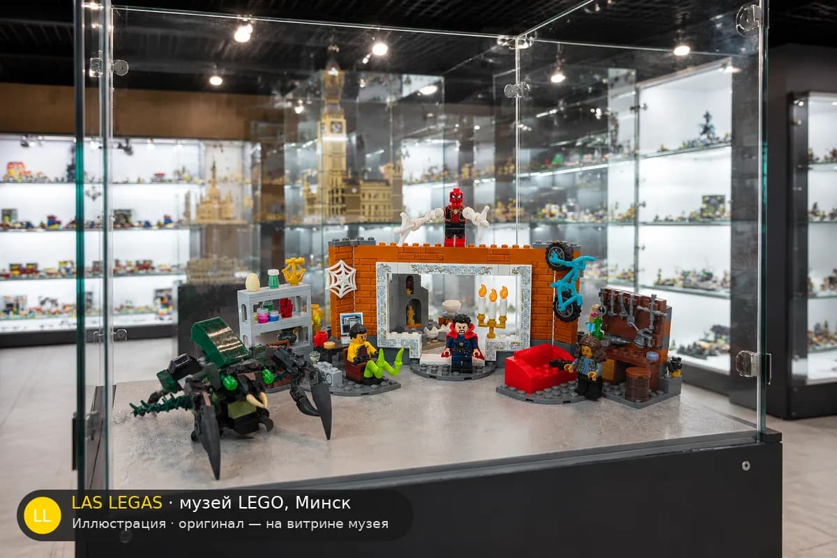 Иллюстрация: LEGO 76185 Человек-паук в мастерской Санктума на витрине в зале музея Las Legas