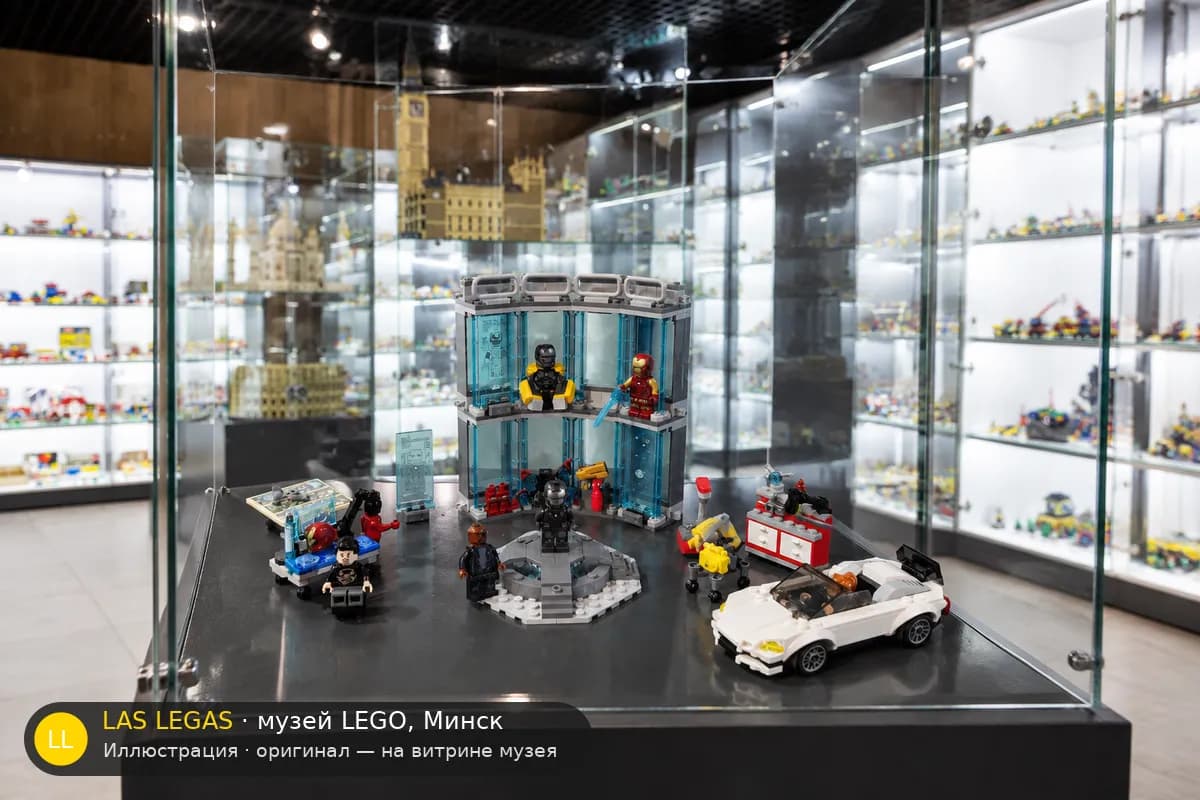 Иллюстрация: LEGO 76216 Броня Железного человека на витрине в зале музея Las Legas
