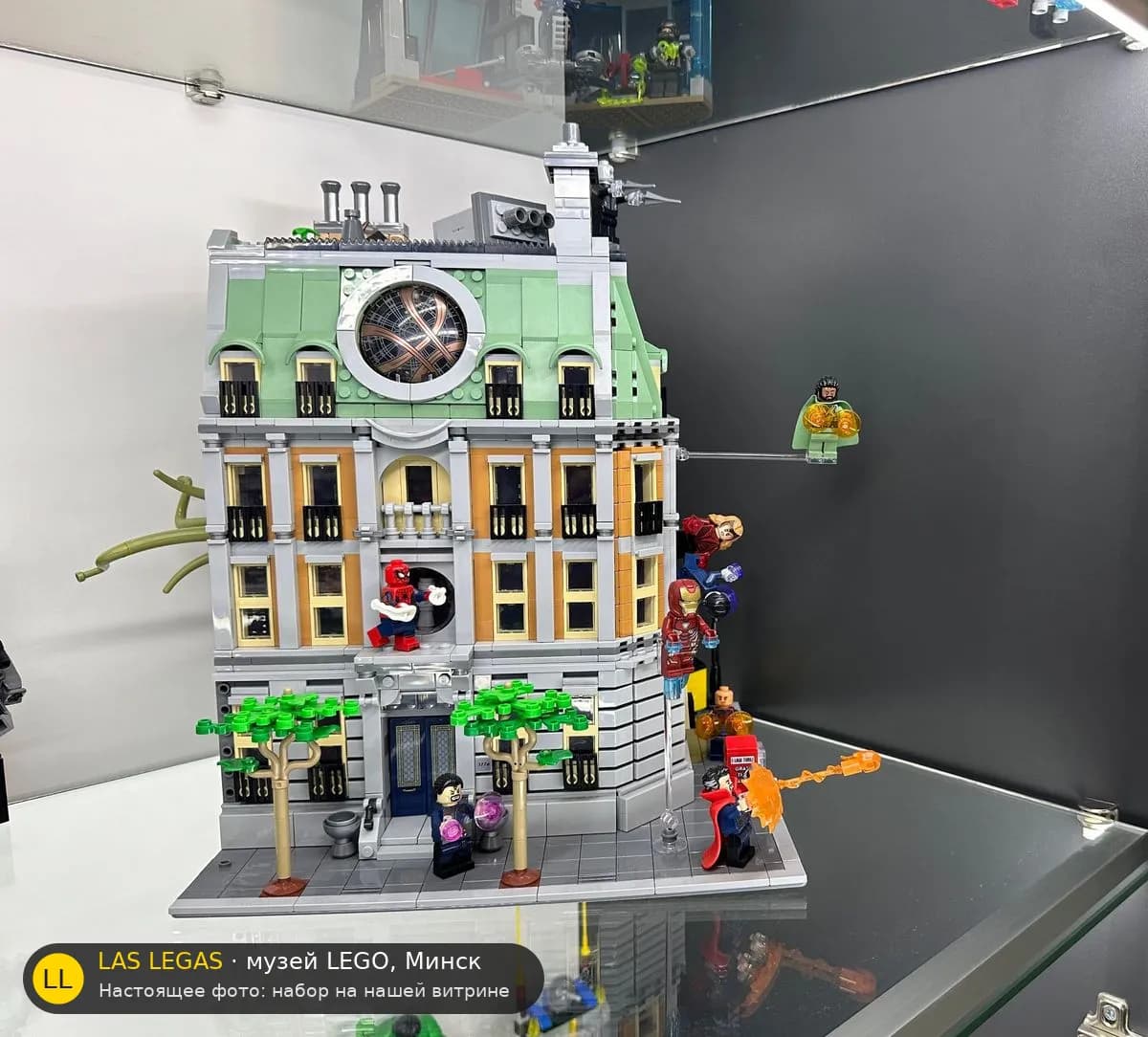 LEGO 76218 Санктум Санкторум (Sanctum Sanctorum) на витрине музея Las Legas