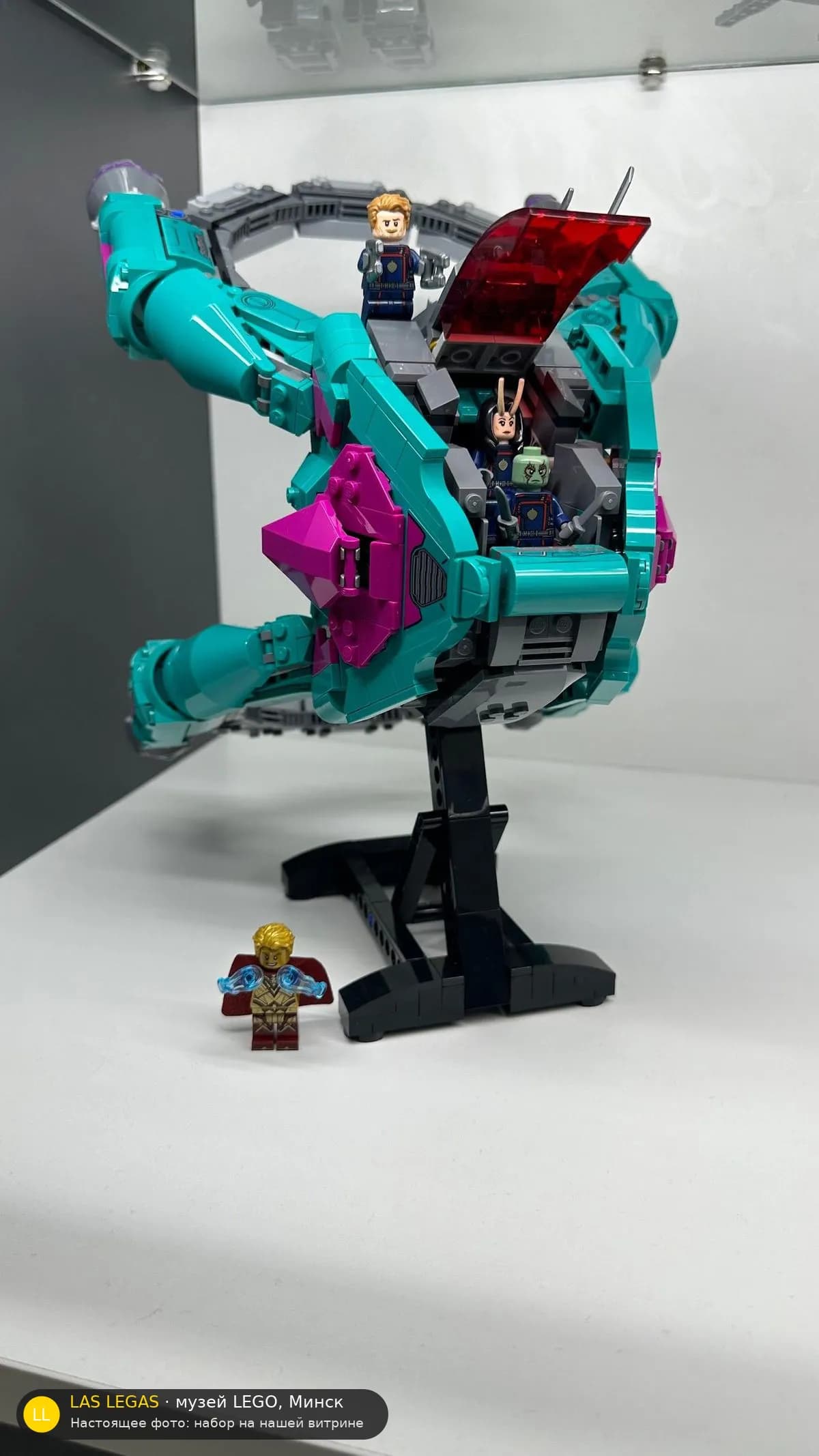 LEGO 76255 Корабль Новых Стражей (The New Guardians' Ship) на витрине музея Las Legas