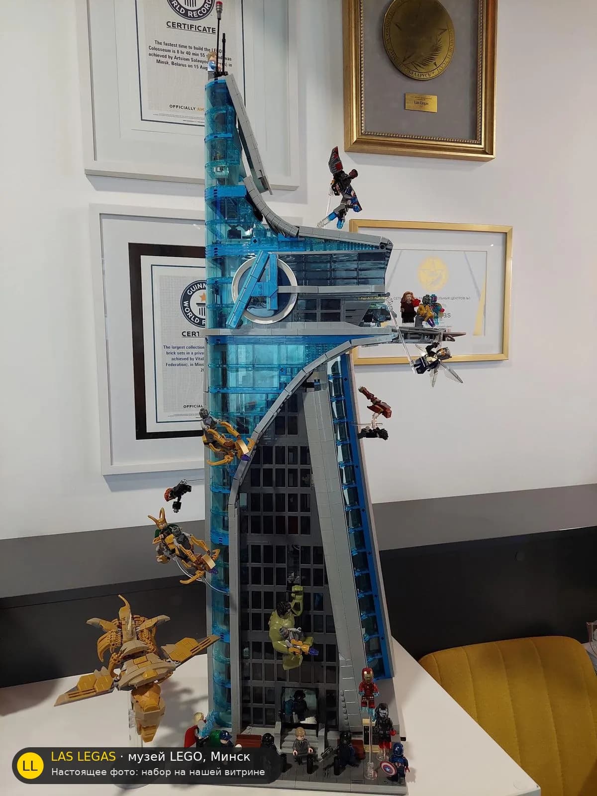 LEGO 76259 Башня Мстителей (Avengers Tower) на витрине музея Las Legas