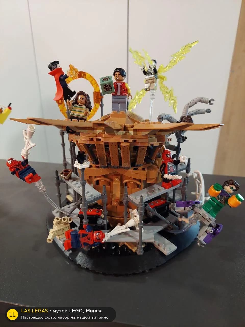 LEGO 76261 Человек-паук: Финальная битва (Spider-Man Final Battle) на витрине музея Las Legas