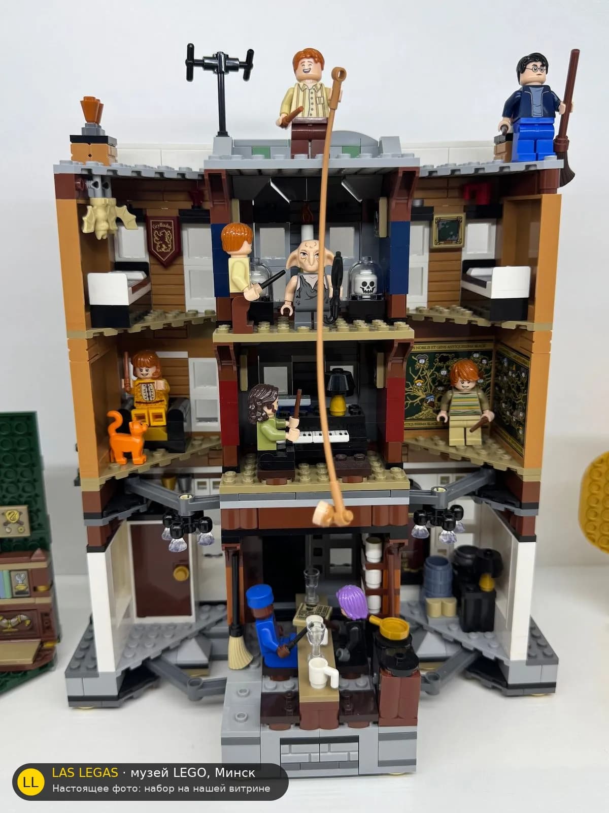 LEGO 76408 Тайный дом на площади Гриммо, 12 (12 Grimmauld Place) на витрине музея Las Legas