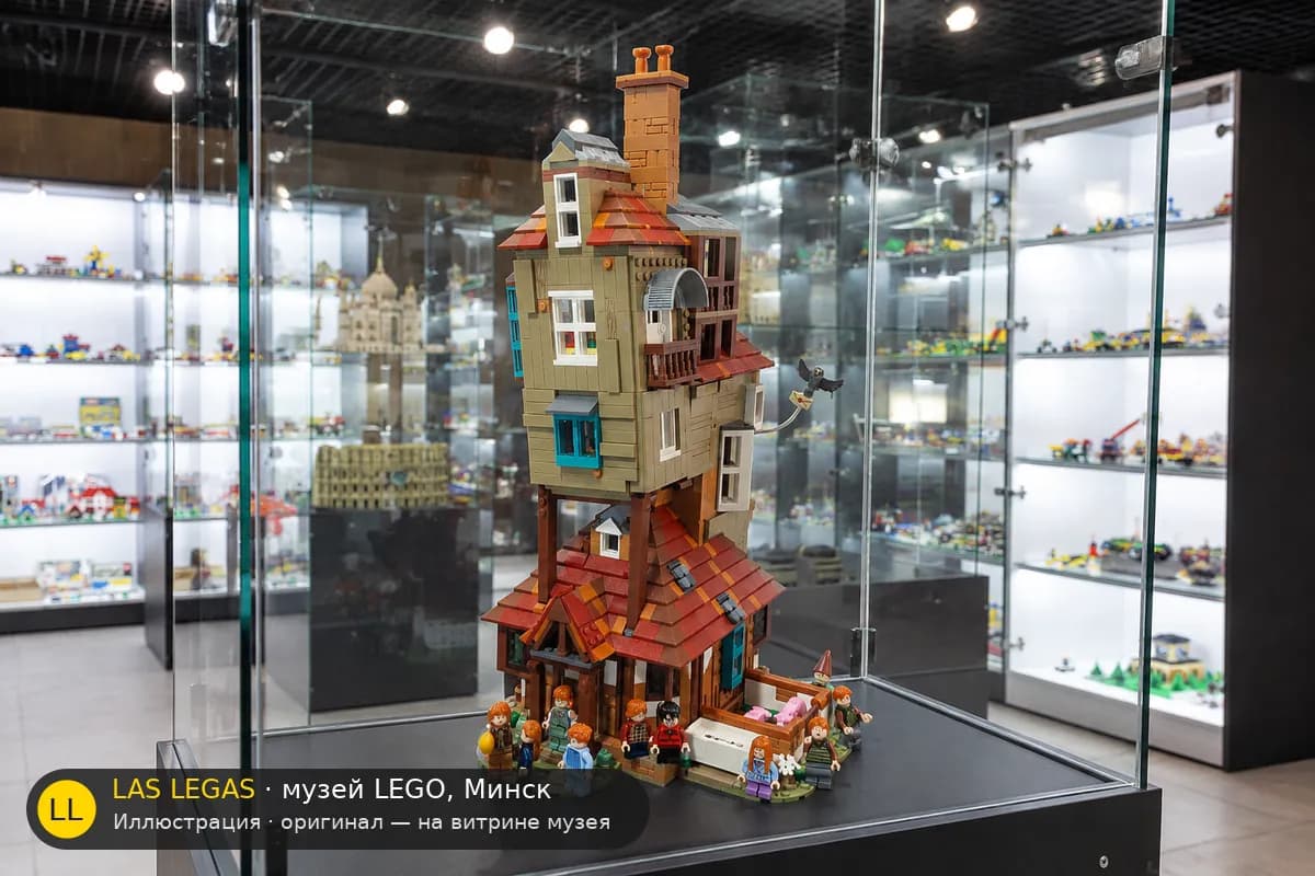Иллюстрация: LEGO 76437 Нора на витрине в зале музея Las Legas