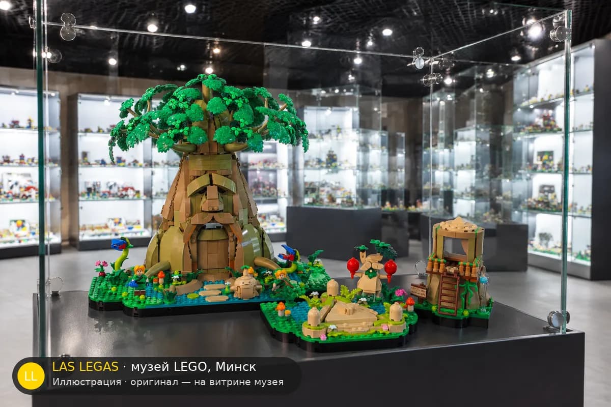 Иллюстрация: LEGO 77092 Великое Древо Деку 2 в 1 на витрине в зале музея Las Legas
