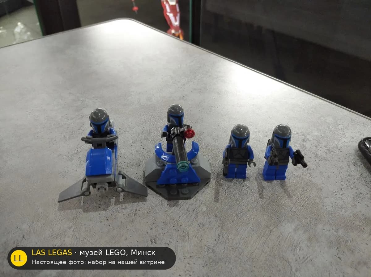 LEGO 7914 Боевой набор мандалорцев (Mandalorian Battle Pack) на витрине музея Las Legas