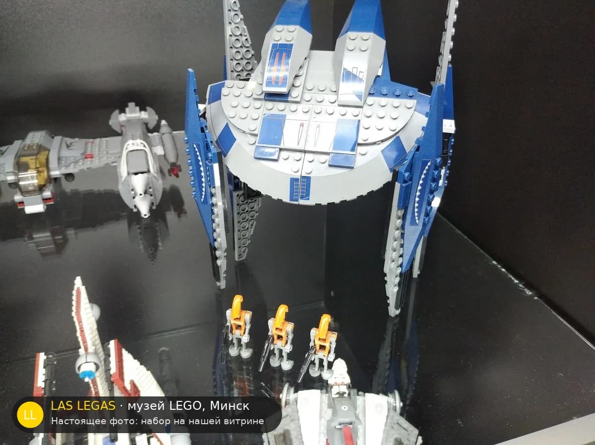 LEGO 8016 Гиена-дроид бомбардировщик (Hyena Droid Bomber) на витрине музея Las Legas