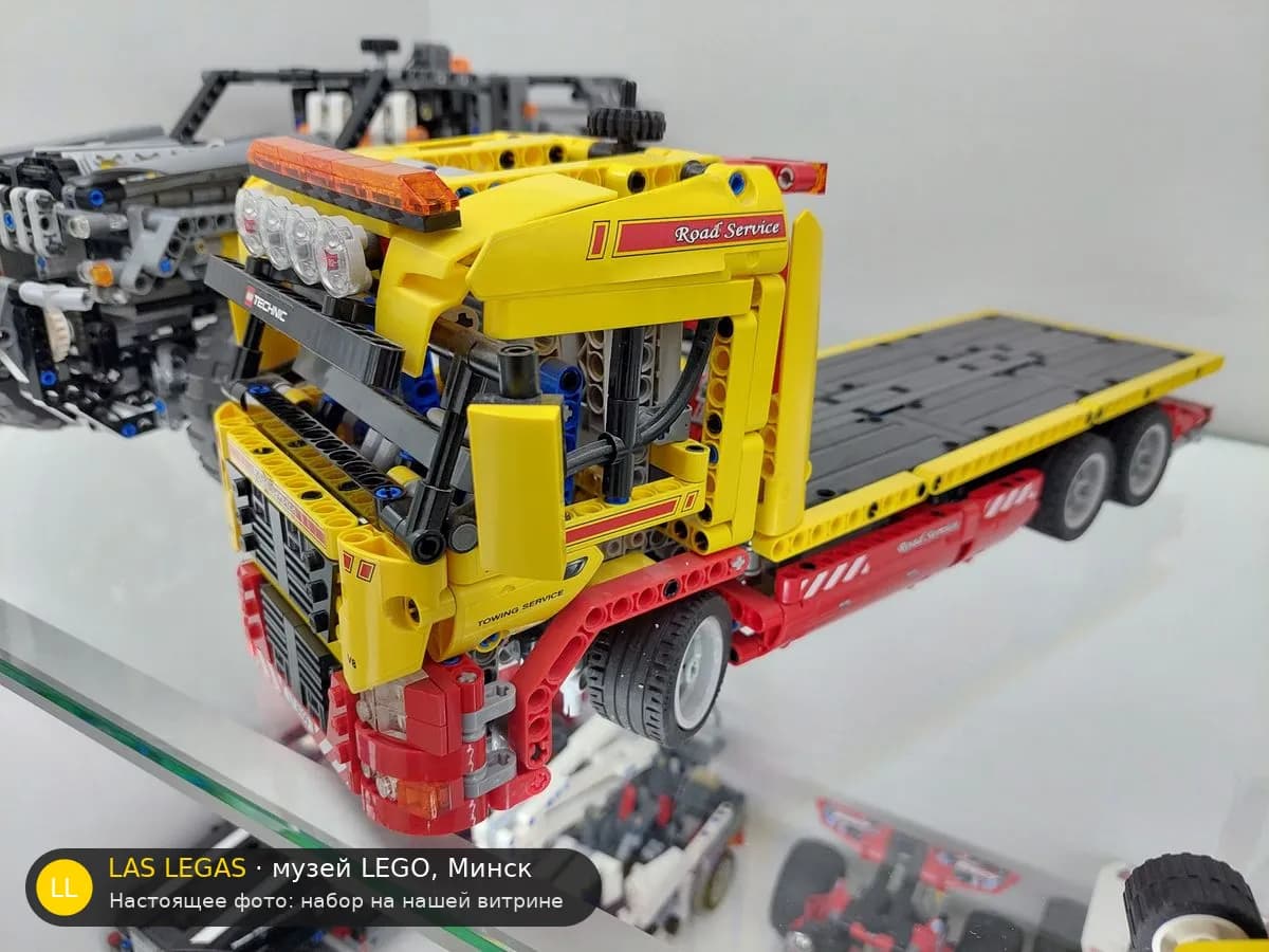LEGO 8109 Эвакуатор (Flatbed Truck) на витрине музея Las Legas