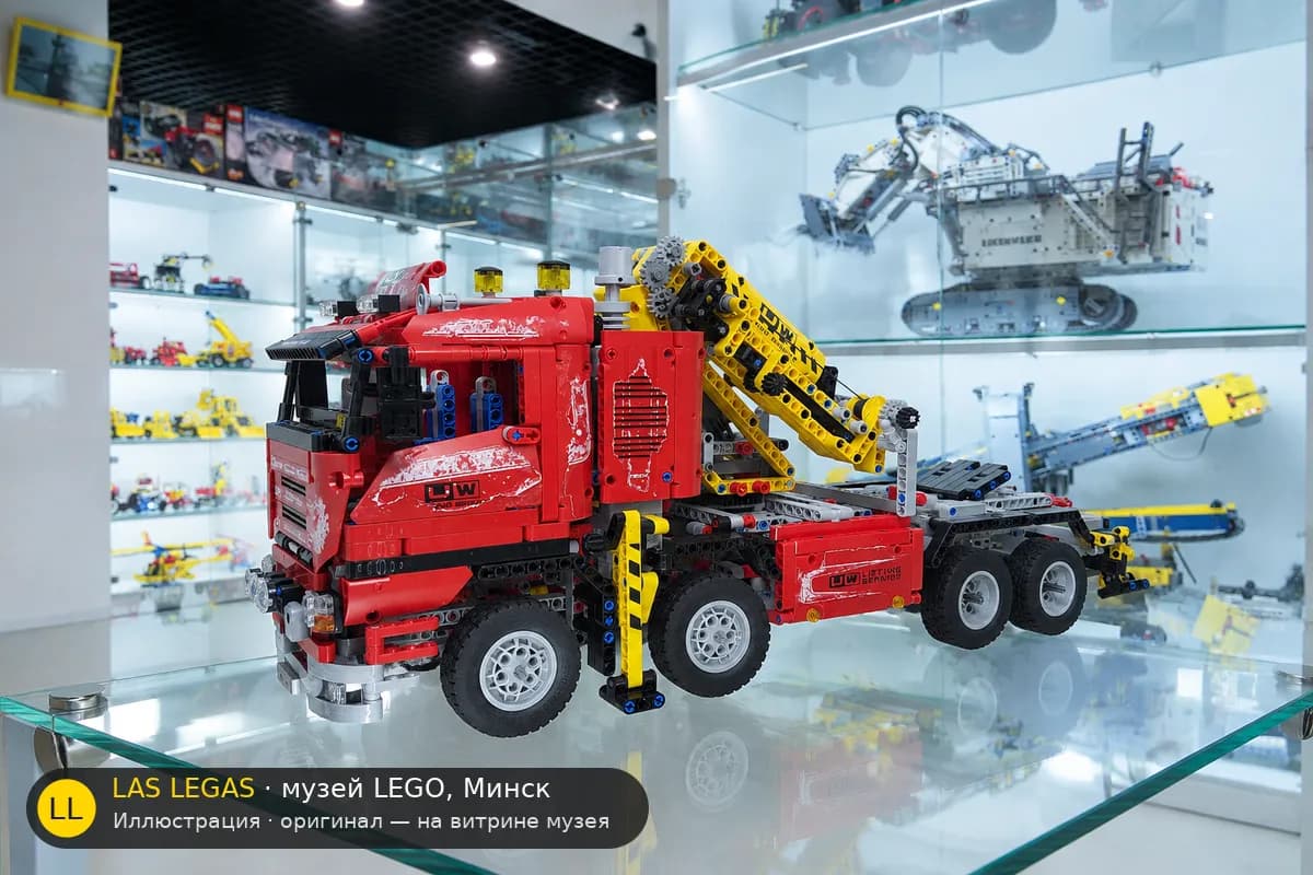 Иллюстрация: LEGO 8258 Автокран на витрине в зале музея Las Legas