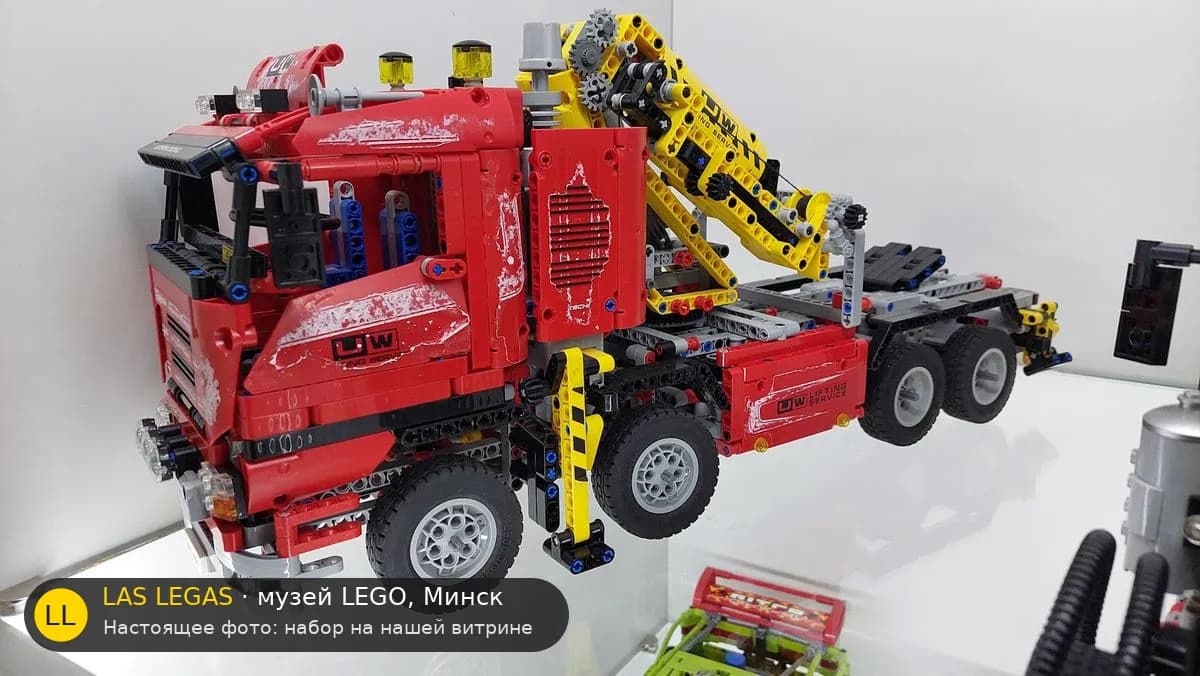 LEGO 8258 Автокран (Crane Truck) на витрине музея Las Legas