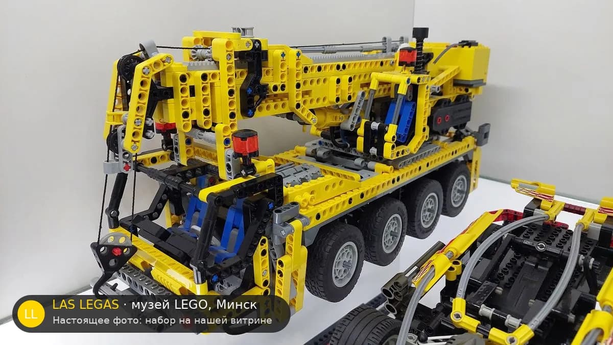 LEGO 8421 Мобильный кран (Mobile Crane) на витрине музея Las Legas