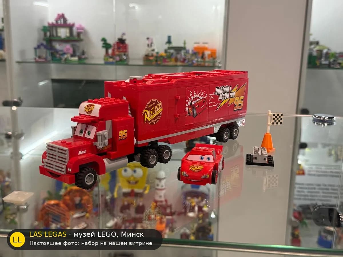 LEGO 8486 Грузовик команды Мака (Mack's Team Truck) на витрине музея Las Legas