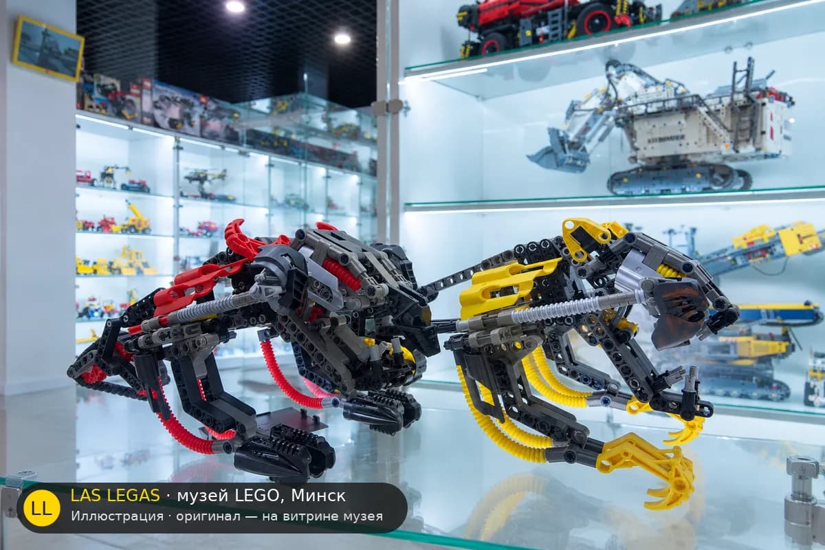 Иллюстрация: LEGO 8538 Муака и Кане-ра на витрине в зале музея Las Legas