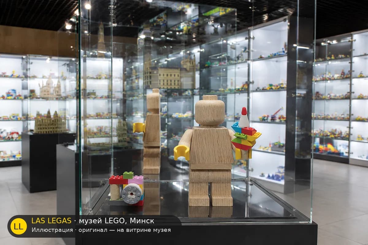 Иллюстрация: LEGO 853967 Деревянная минифигурка на витрине в зале музея Las Legas