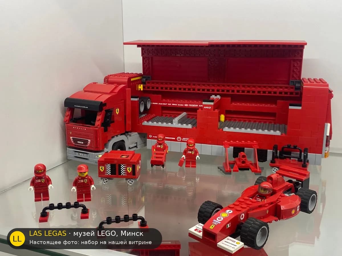 LEGO 8654 Грузовик Scuderia Ferrari (Scuderia Ferrari Truck) на витрине музея Las Legas