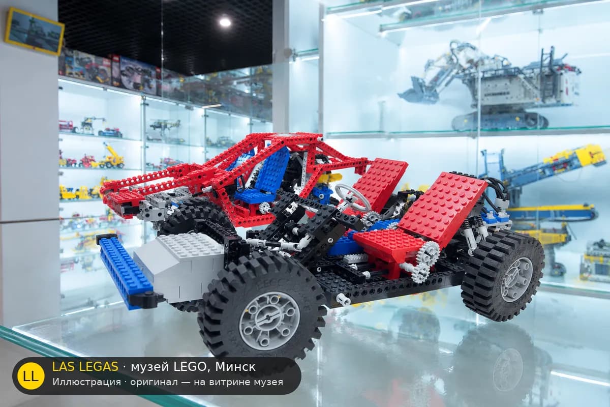 Иллюстрация: LEGO 8860 Шасси автомобиля на витрине в зале музея Las Legas