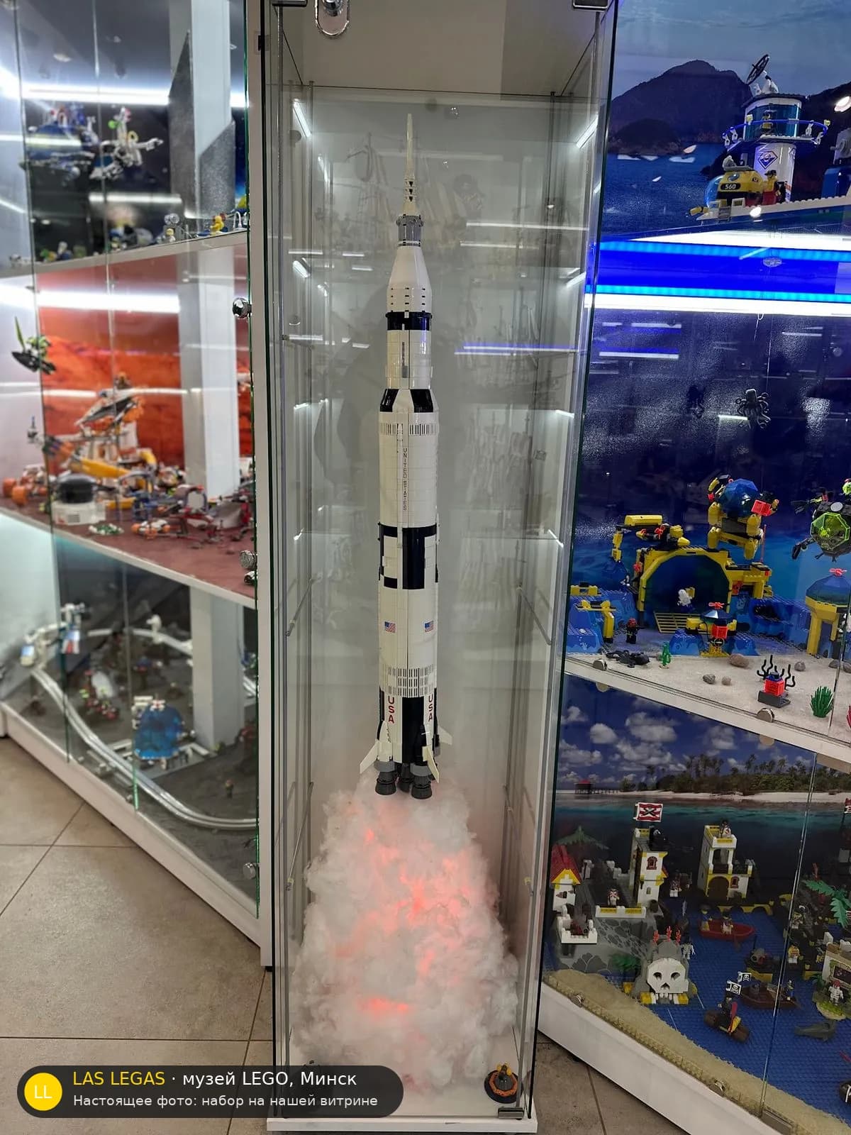 LEGO 92176 НАСА Аполлон Сатурн V (NASA Apollo Saturn V) на витрине музея Las Legas