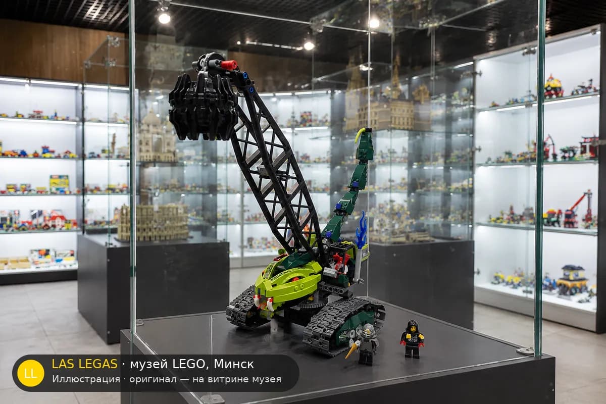 Иллюстрация: LEGO 9457 Разрушительный шар змеиного племени на витрине в зале музея Las Legas