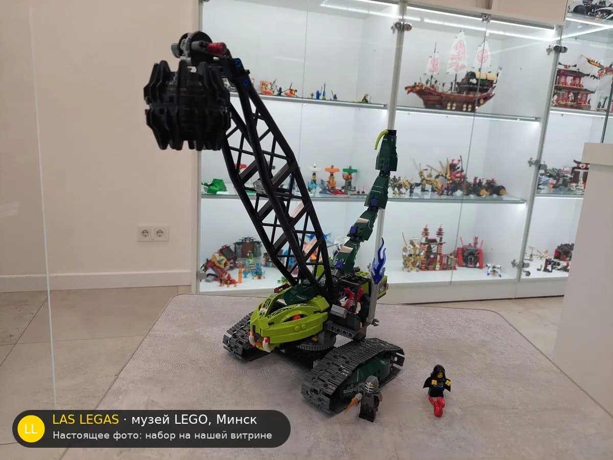 LEGO 9457 Разрушительный шар змеиного племени (Fangpyre Wrecking Ball) на витрине музея Las Legas