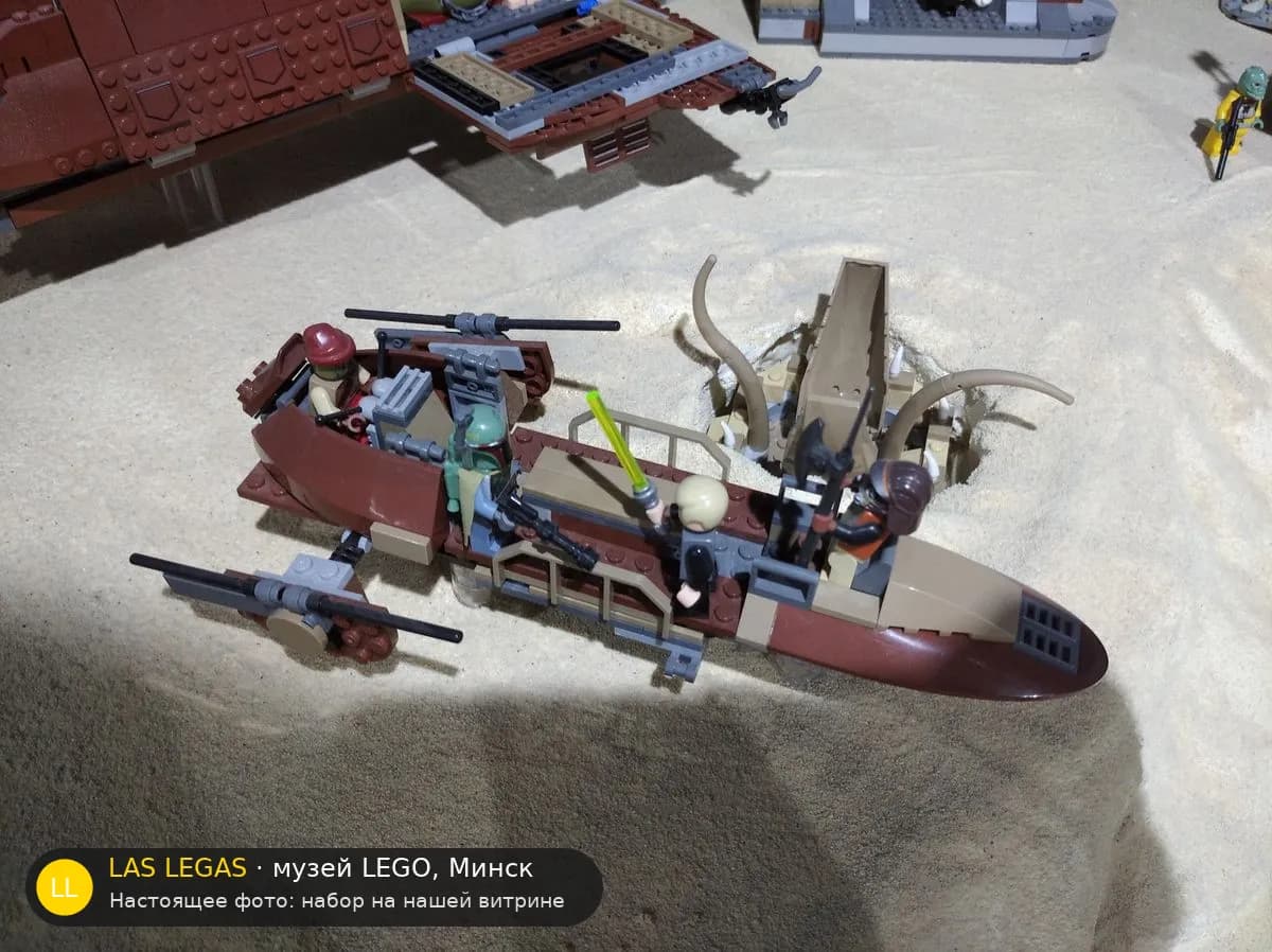 LEGO 9496 Пустынный скиф (Desert Skiff) на витрине музея Las Legas