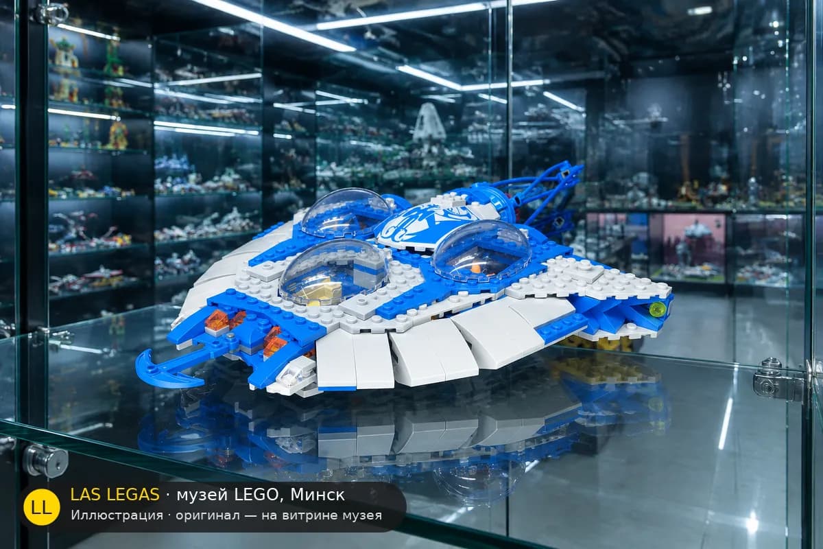 Иллюстрация: LEGO 9499 Подводная лодка гунганов на витрине в зале музея Las Legas
