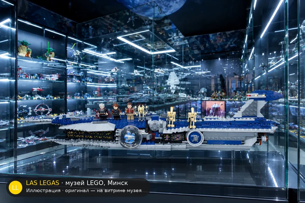 Иллюстрация: LEGO 9515 Зловещий на витрине в зале музея Las Legas