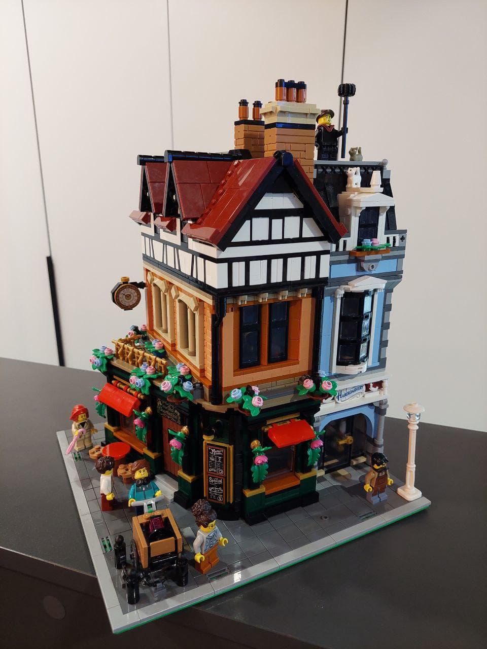 LEGO 10350 Tudor Corner
