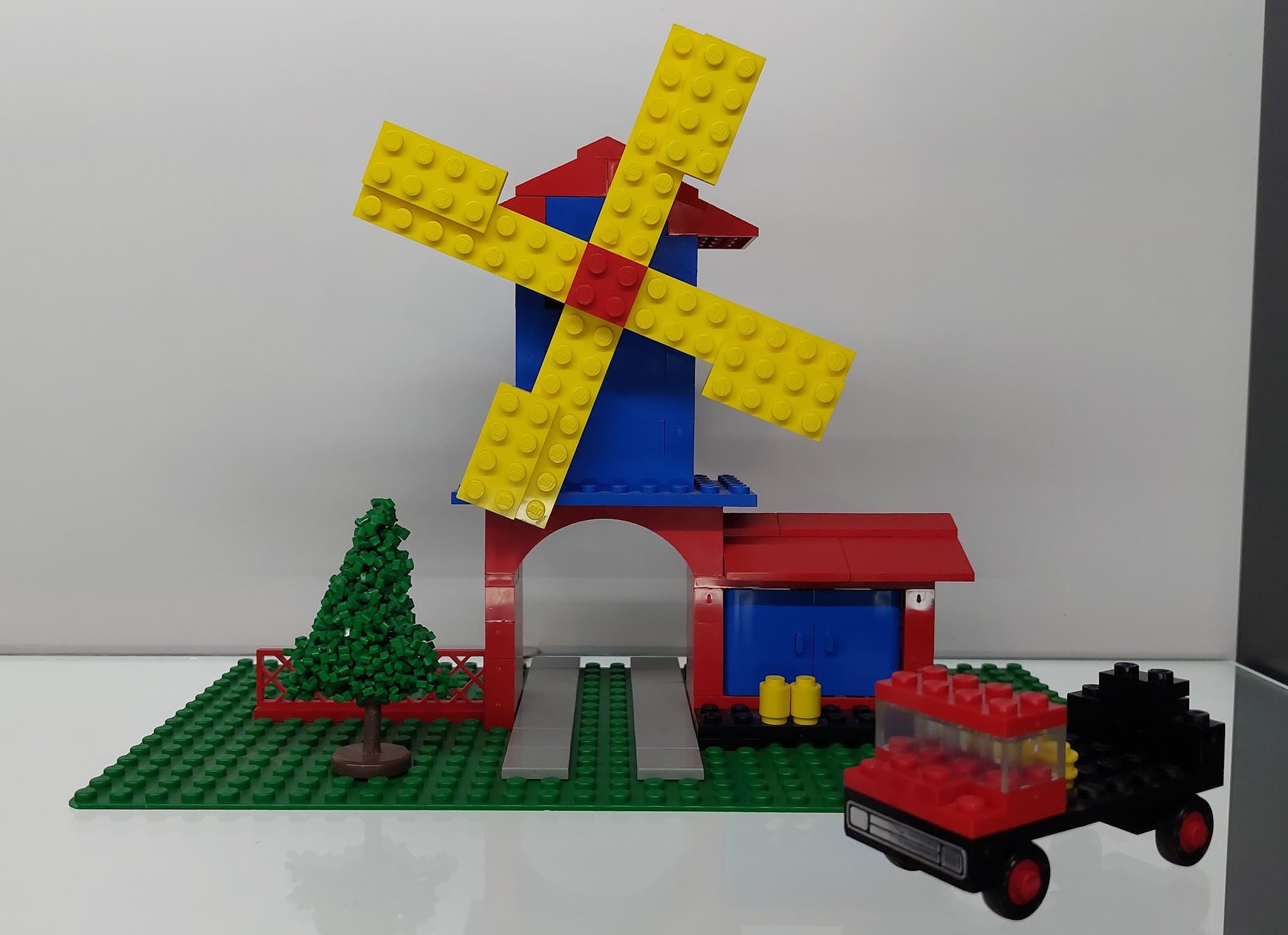 LEGO 352 Windmill and Lorry