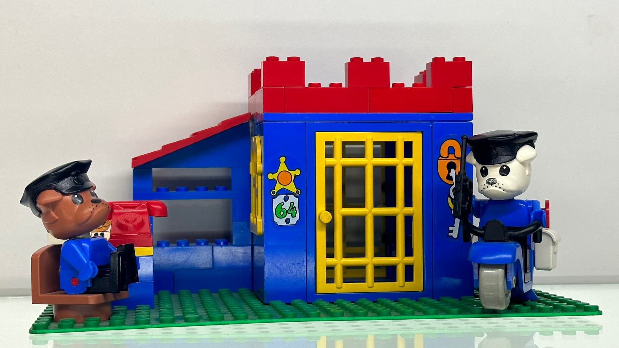 LEGO 3664 Bertie Bulldog (Police Chief) and Constable Bulldog