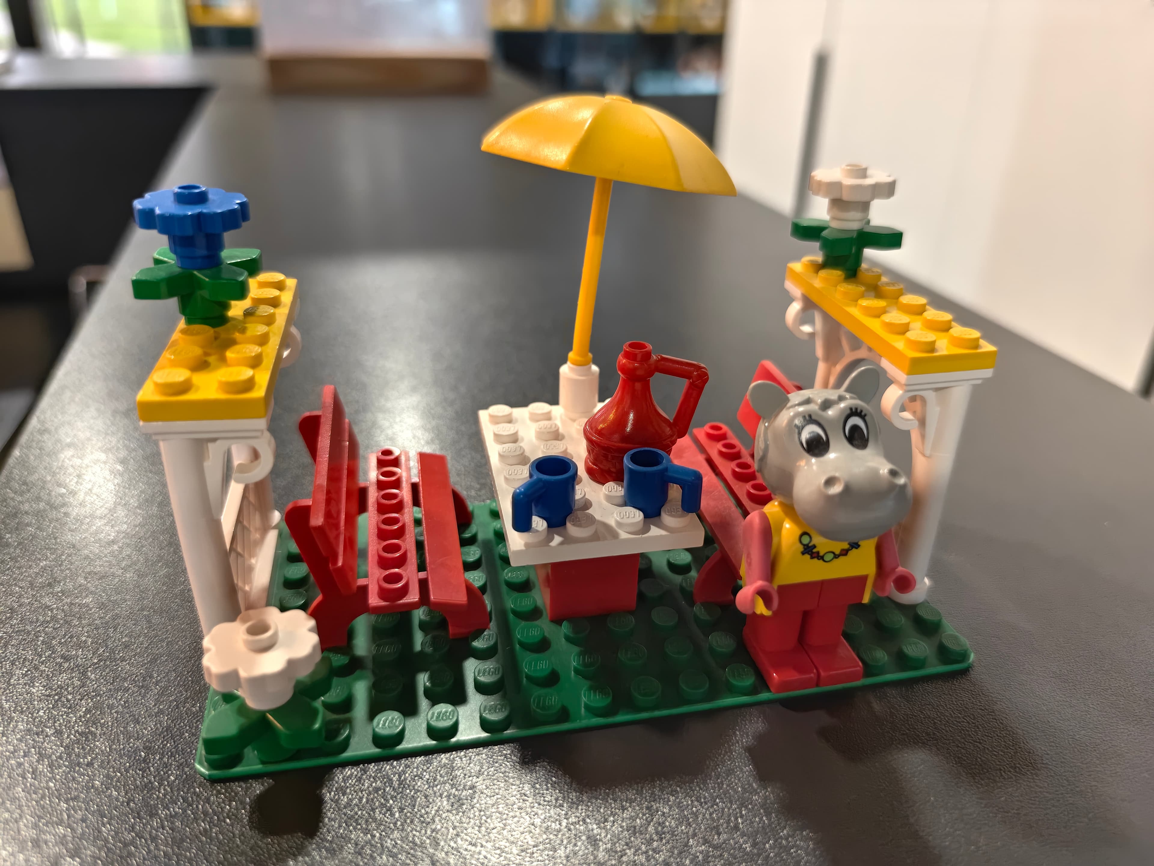 LEGO 3798 Hannah Hippopotamus on a Picnic