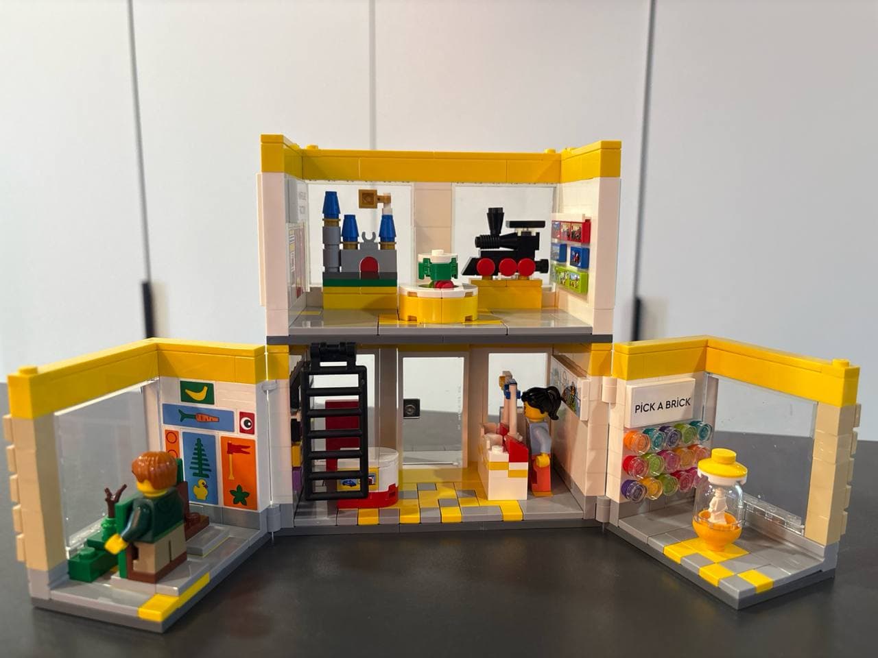 LEGO 40574 LEGO Brand Store