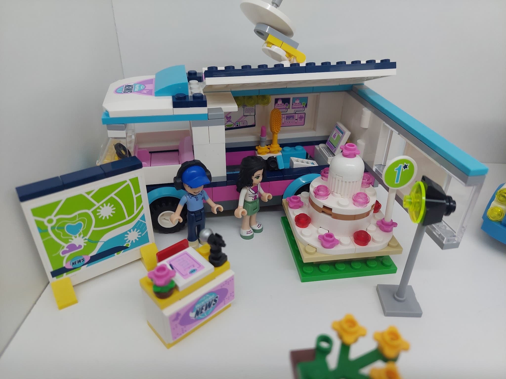 LEGO 41056 Heartlake News Van
