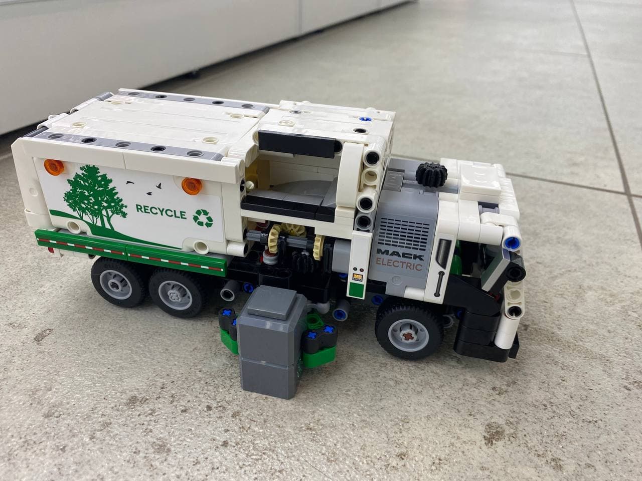 LEGO 42167 Mack LR Electric Garbage Truck