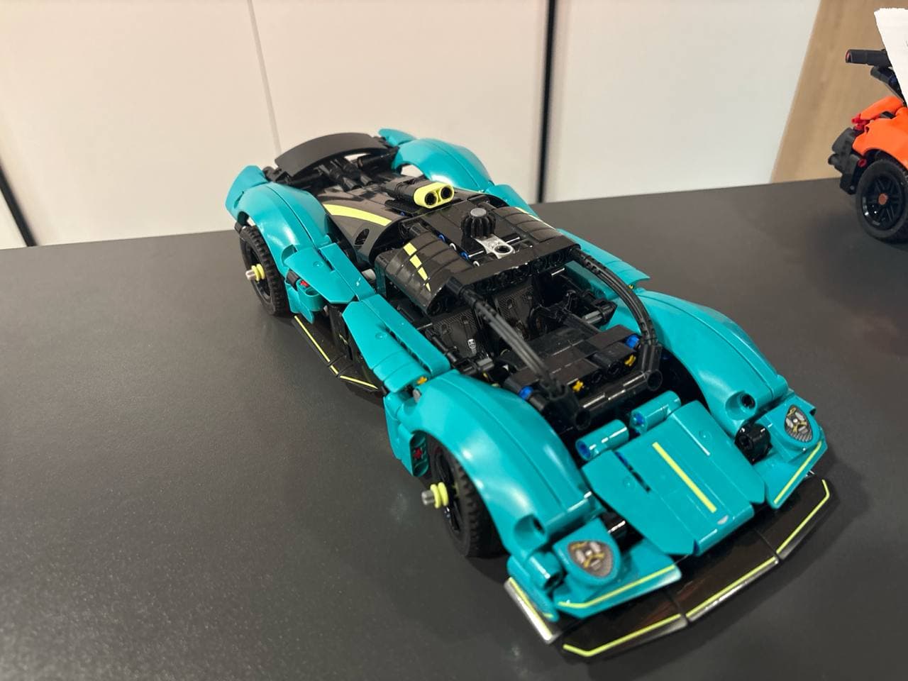 LEGO 42208 Aston Martin Valkyrie