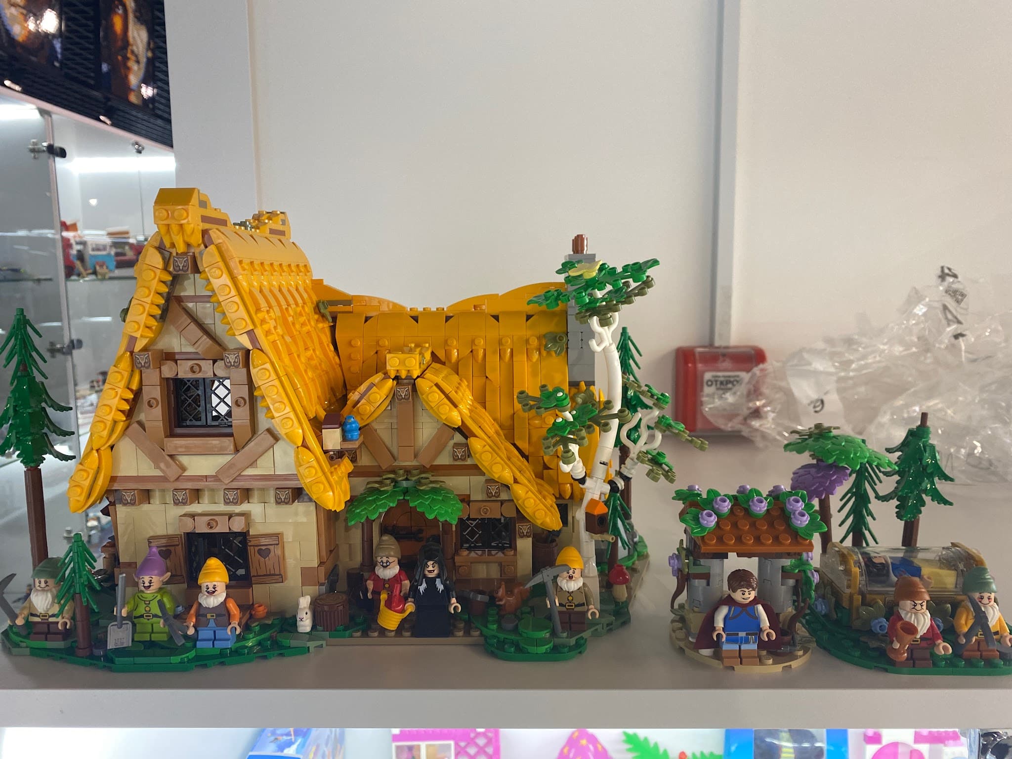 LEGO 43242 Snow White and the Seven Dwarfs' Cottage
