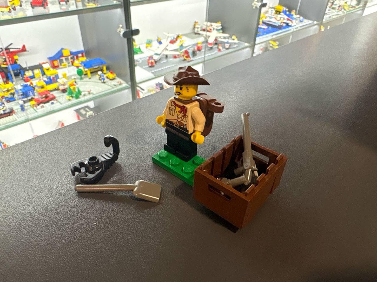 LEGO 5900 Adventurer - Johnny Thunder