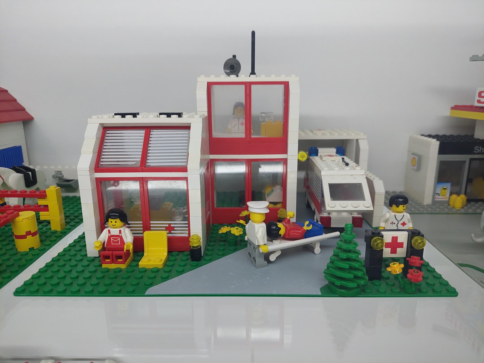LEGO 6380 Emergency Treatment Centre