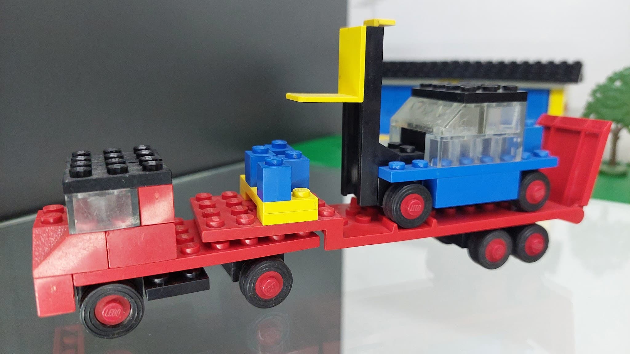 LEGO 684-1 Low-Loader Truck with Forklift