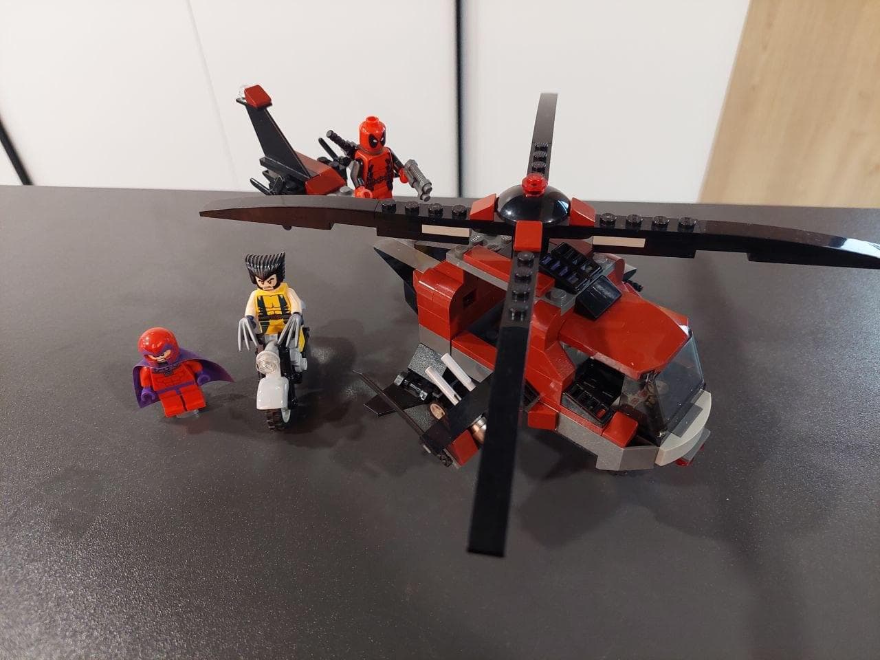 LEGO 6866 Wolverine's Chopper Showdown