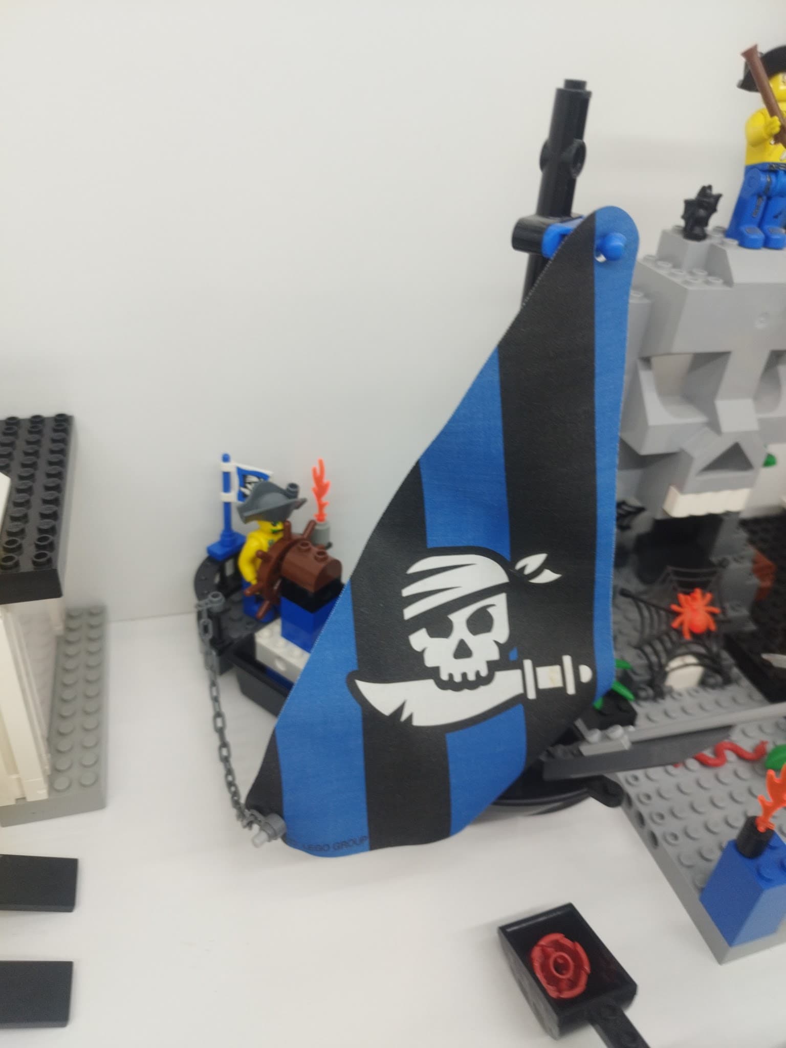 LEGO 7072 Captain Kragg's Pirate Boat