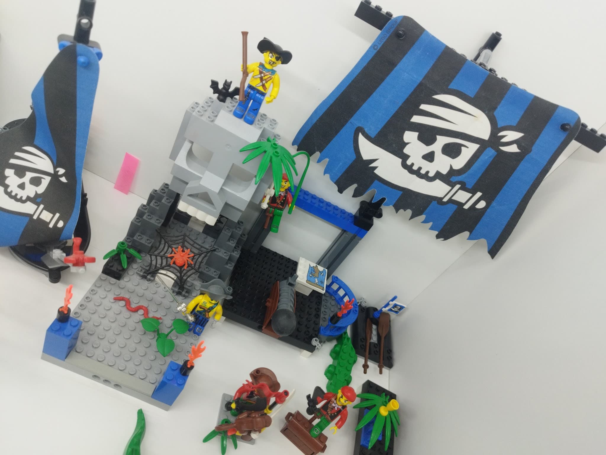 LEGO 7074 Skull Island