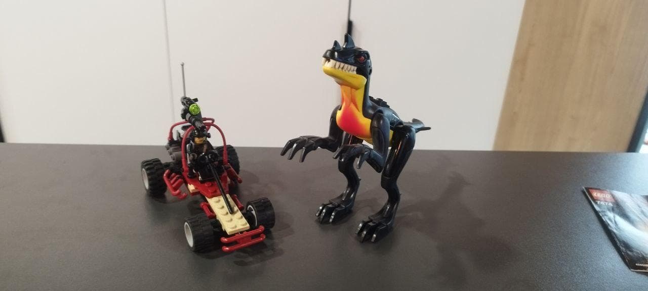 LEGO 7474 Urban Avenger vs. Raptor