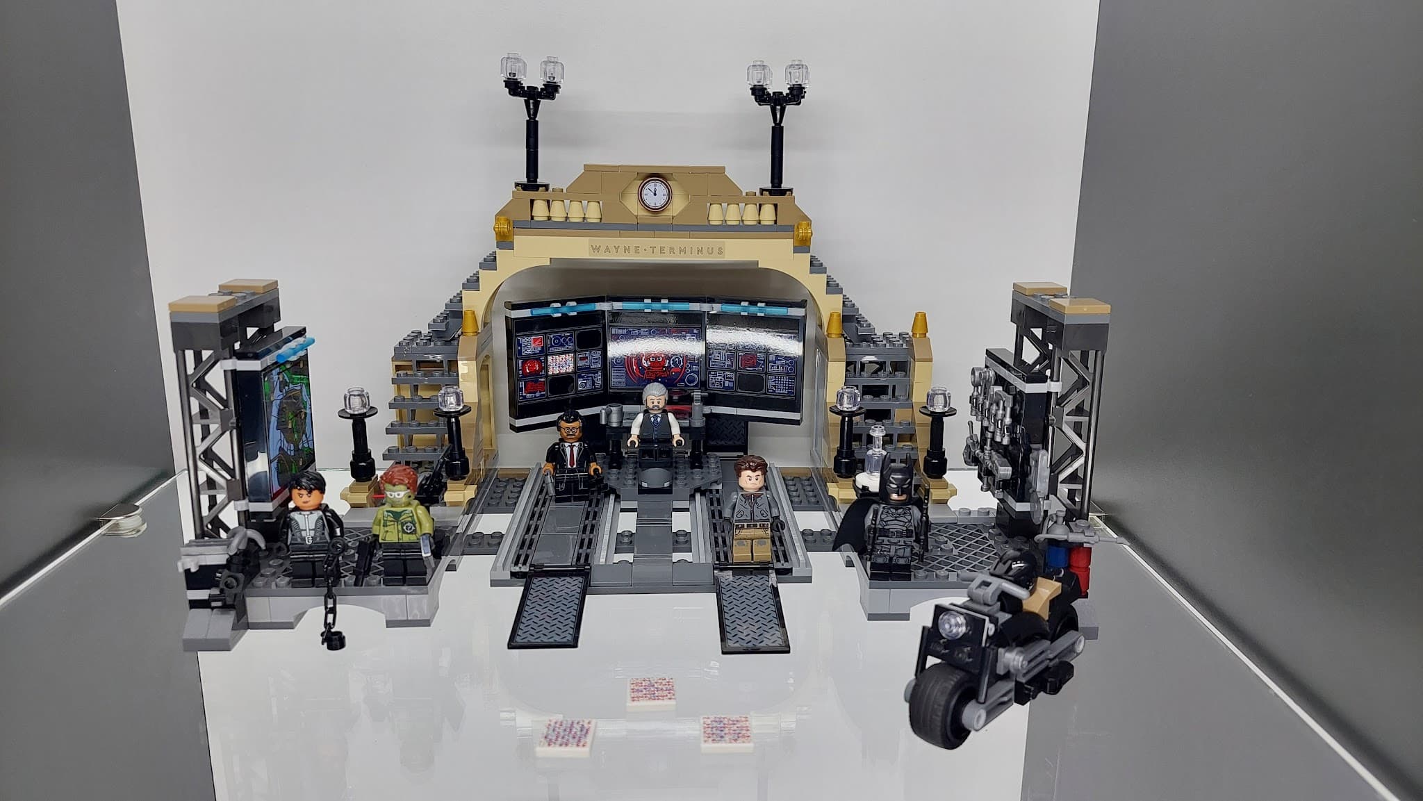 LEGO 76183 Batcave: The Riddler Face-Off